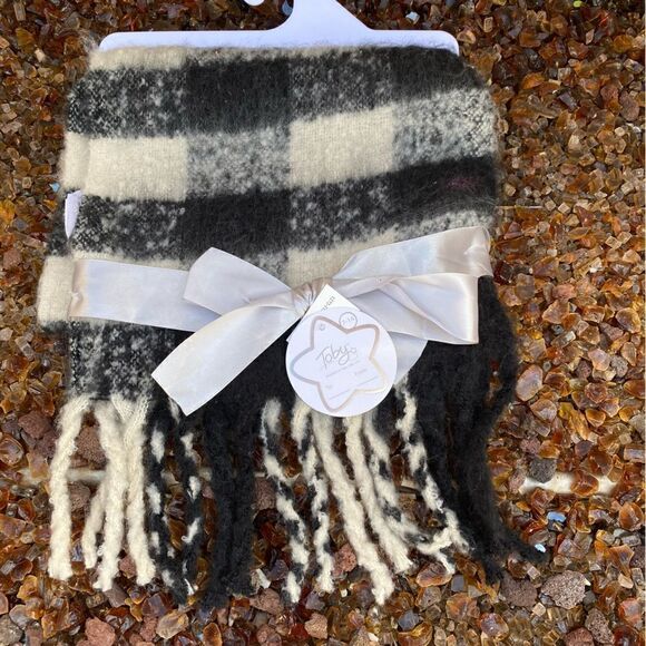 Bundle of Black/Cream Toby Scarf & 5B Black Beanie. NWT - Picture 3 of 11